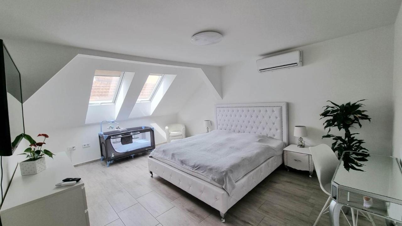 Becsi Kapu Apartman Lägenhet Vác Exteriör bild