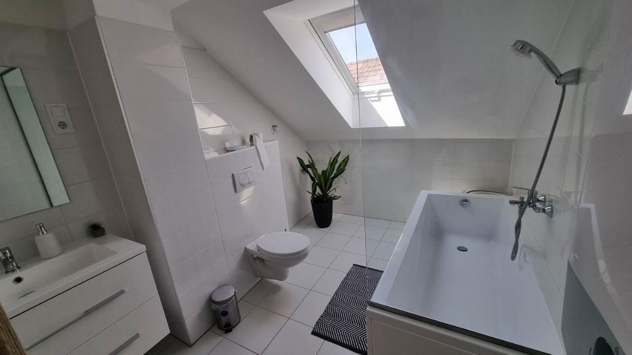 Becsi Kapu Apartman Lägenhet Vác Exteriör bild