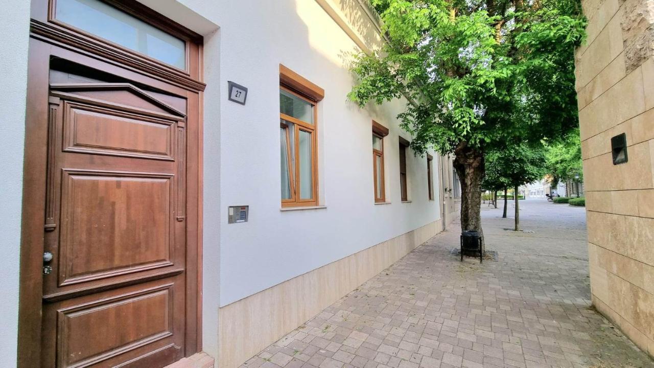 Becsi Kapu Apartman Lägenhet Vác Exteriör bild