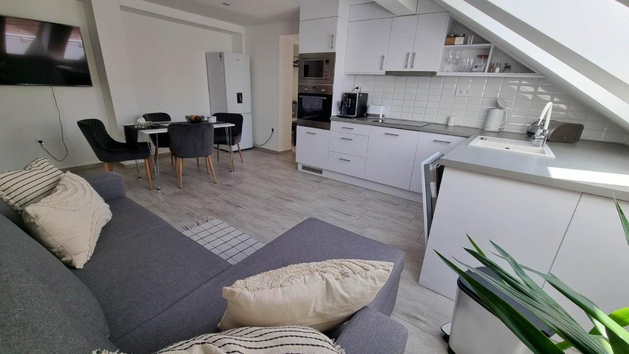 Becsi Kapu Apartman Lägenhet Vác Exteriör bild