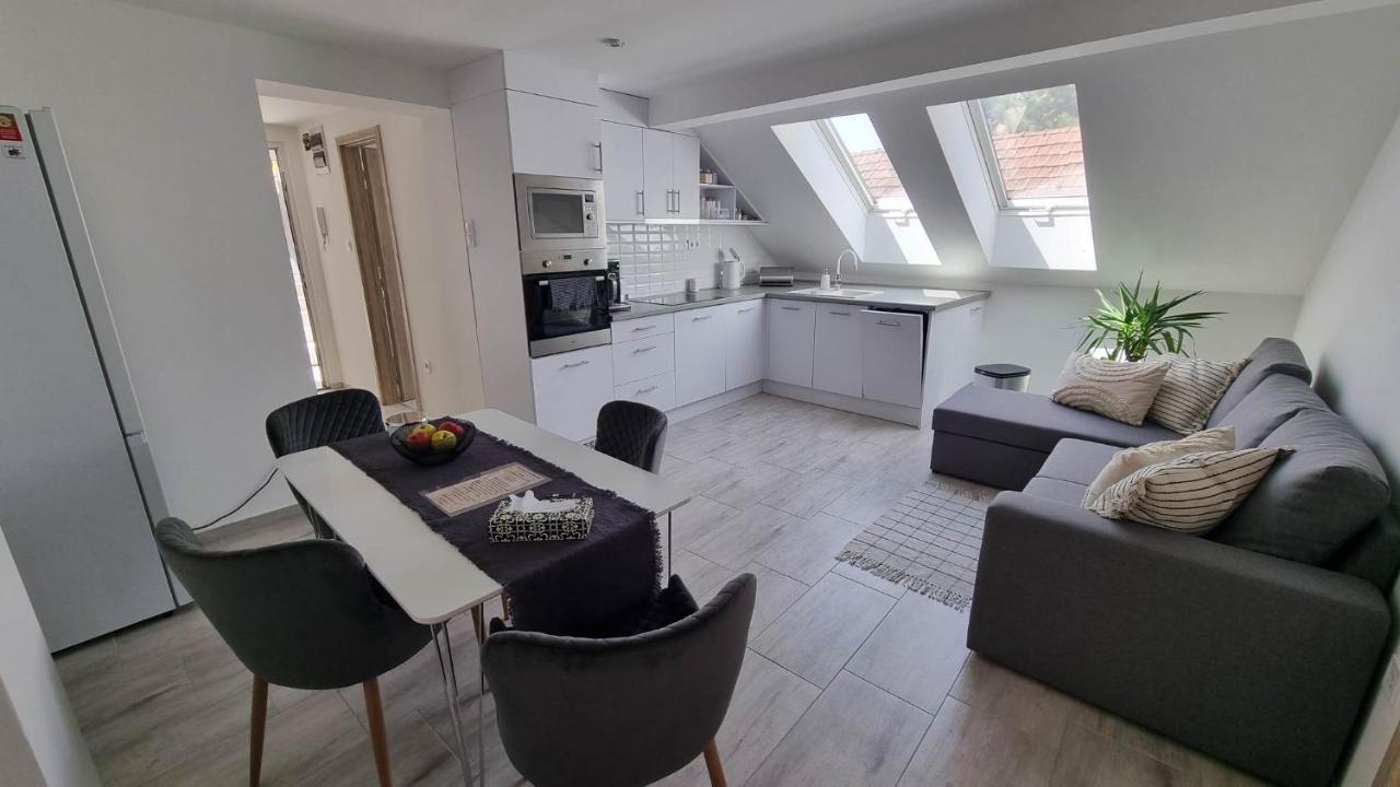 Becsi Kapu Apartman Lägenhet Vác Exteriör bild