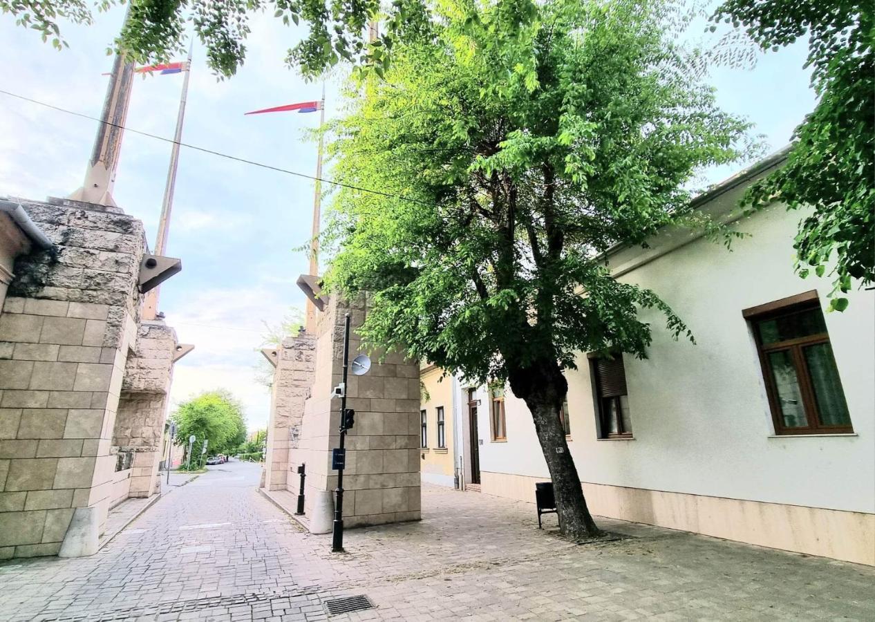 Becsi Kapu Apartman Lägenhet Vác Exteriör bild